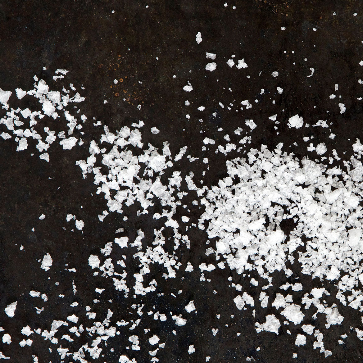 Flaky Sea Salt Kennenlernset – flockiges Meersalz aus Island auf Holzoberfläche
